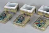 Três porta anéis de porcelana oriental, tampas ... - Três porta anéis de porcelana oriental, tampas decoradas com gueixas em policromia e cenas eróticas no fundo.