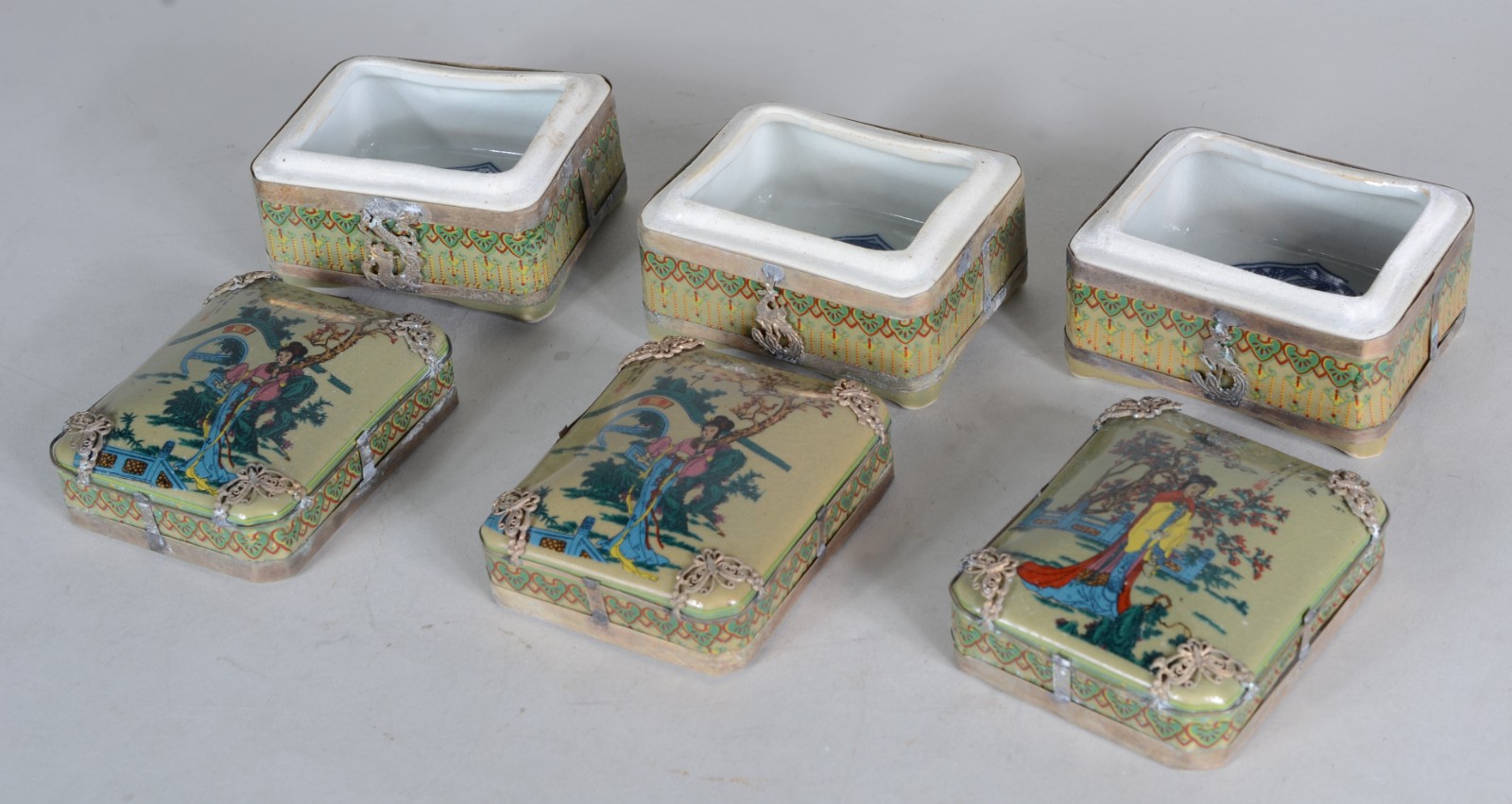 Três porta anéis de porcelana oriental, tampas decoradas com gueixas... - foto 3 de 9