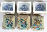 Três porta anéis de porcelana oriental, tampas ... - Três porta anéis de porcelana oriental, tampas decoradas com gueixas em policromia e cenas eróticas no fundo.