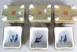 Três porta anéis de porcelana oriental, tampas ... - Três porta anéis de porcelana oriental, tampas decoradas com gueixas em policromia e cenas eróticas no fundo.