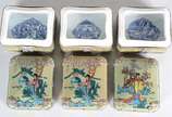 Três porta anéis de porcelana oriental, tampas ... - Três porta anéis de porcelana oriental, tampas decoradas com gueixas em policromia e cenas eróticas no fundo.