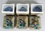 Três porta anéis de porcelana oriental, tampas ... - Três porta anéis de porcelana oriental, tampas decoradas com gueixas em policromia e cenas eróticas no fundo.