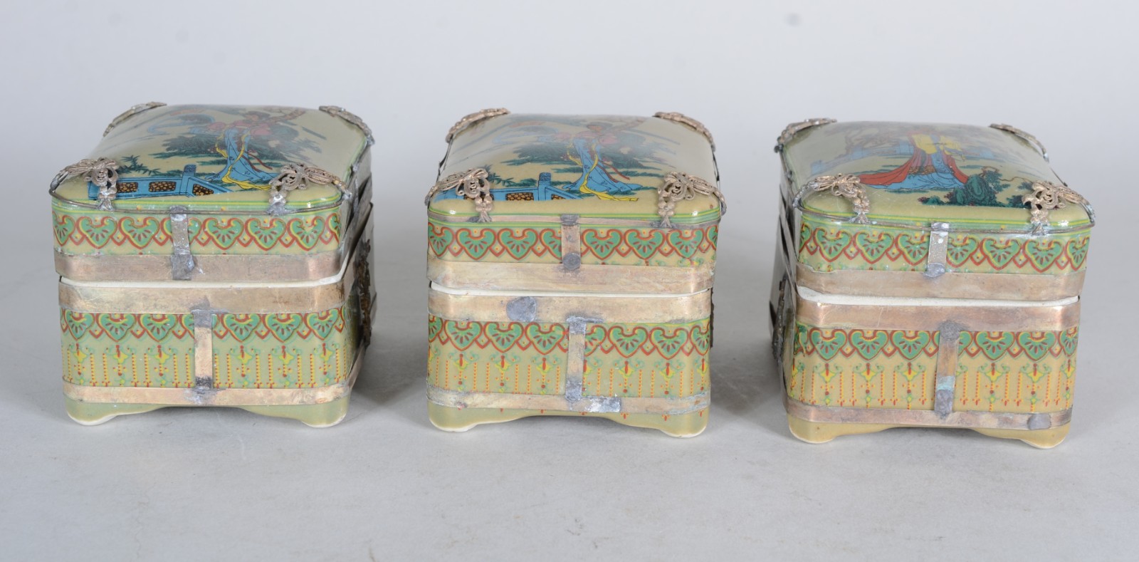 Três porta anéis de porcelana oriental, tampas decoradas com gueixas... - foto 8 de 9