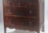 Cômoda antiga de madeira nobre, 2 gavetões e 3 ... - Cômoda antiga de madeira nobre, 2 gavetões e 3 gavetas menores, saia recortada e pernas retas. Desgastes.