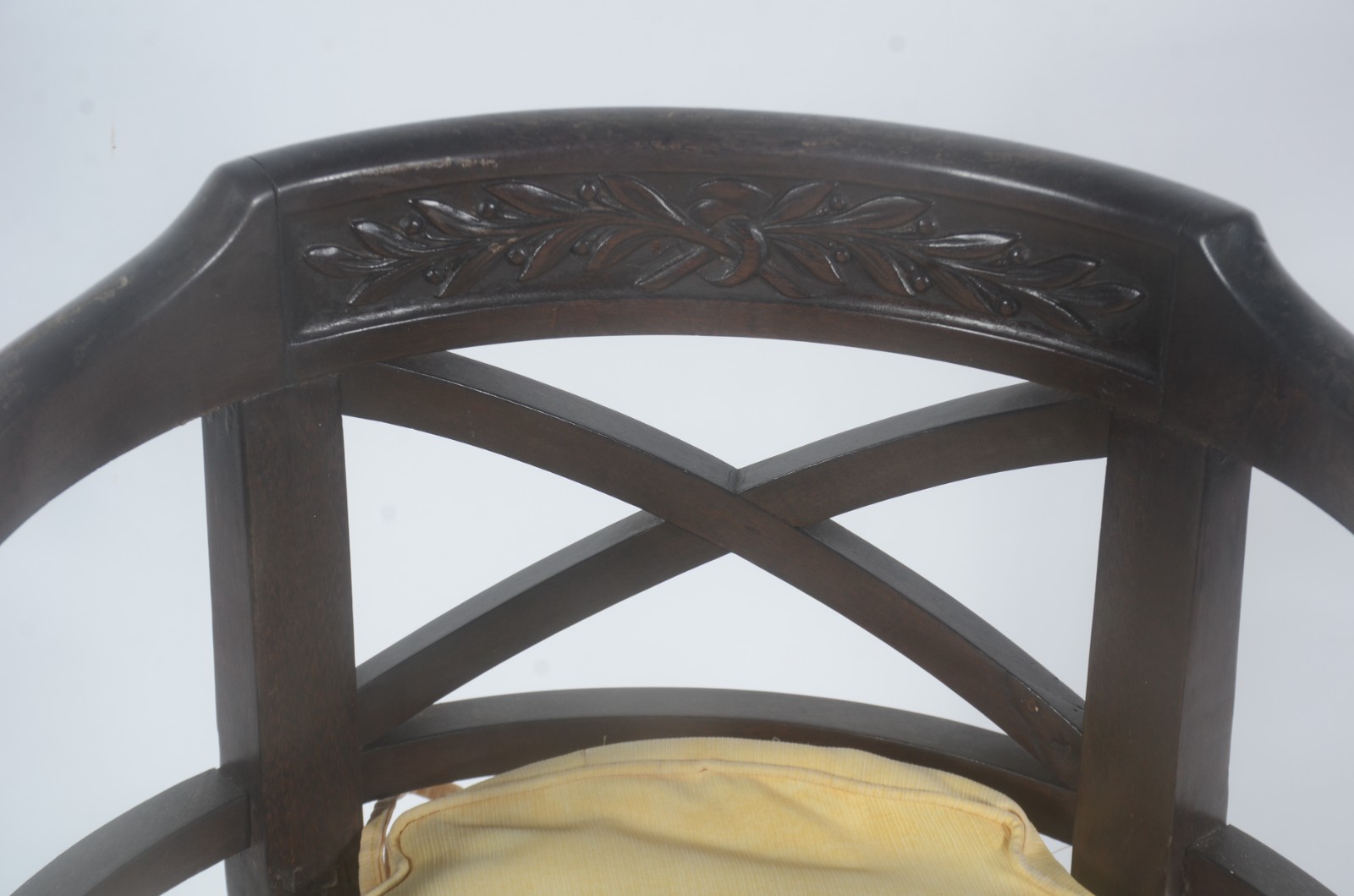 Cadeira de madeira nobre com encosto arredondado e detalhes... - foto 9 de 9