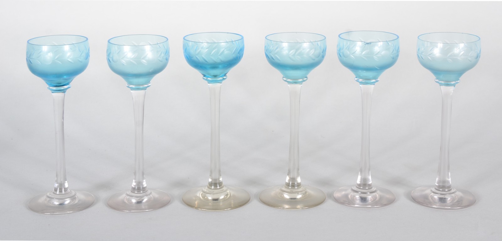Seis cálices de vidro de azul para licor de pé alto. - foto 1 de 3