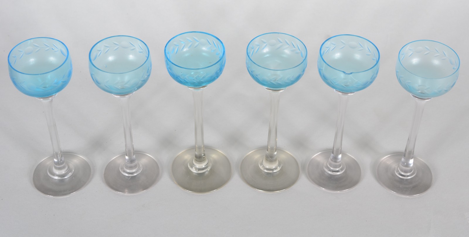 Seis cálices de vidro de azul para licor de pé alto. - foto 2 de 3