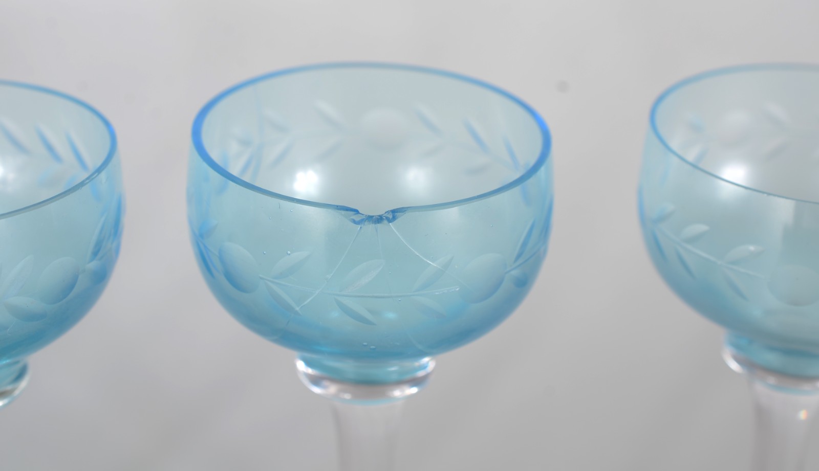 Seis cálices de vidro de azul para licor de pé alto. - foto 3 de 3