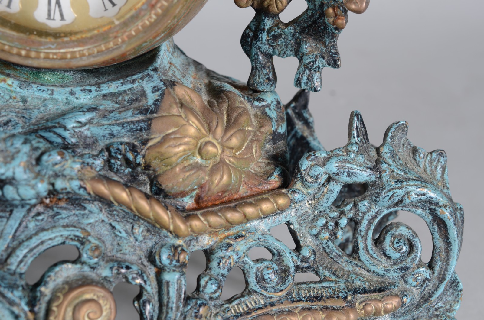 Relógio decorativo de mesa em metal dourado patinado com figura de... - foto 6 de 11