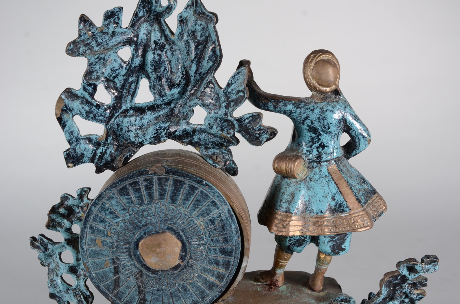 Relógio decorativo de mesa em metal dourado patinado com figura de... - foto 11 de 11