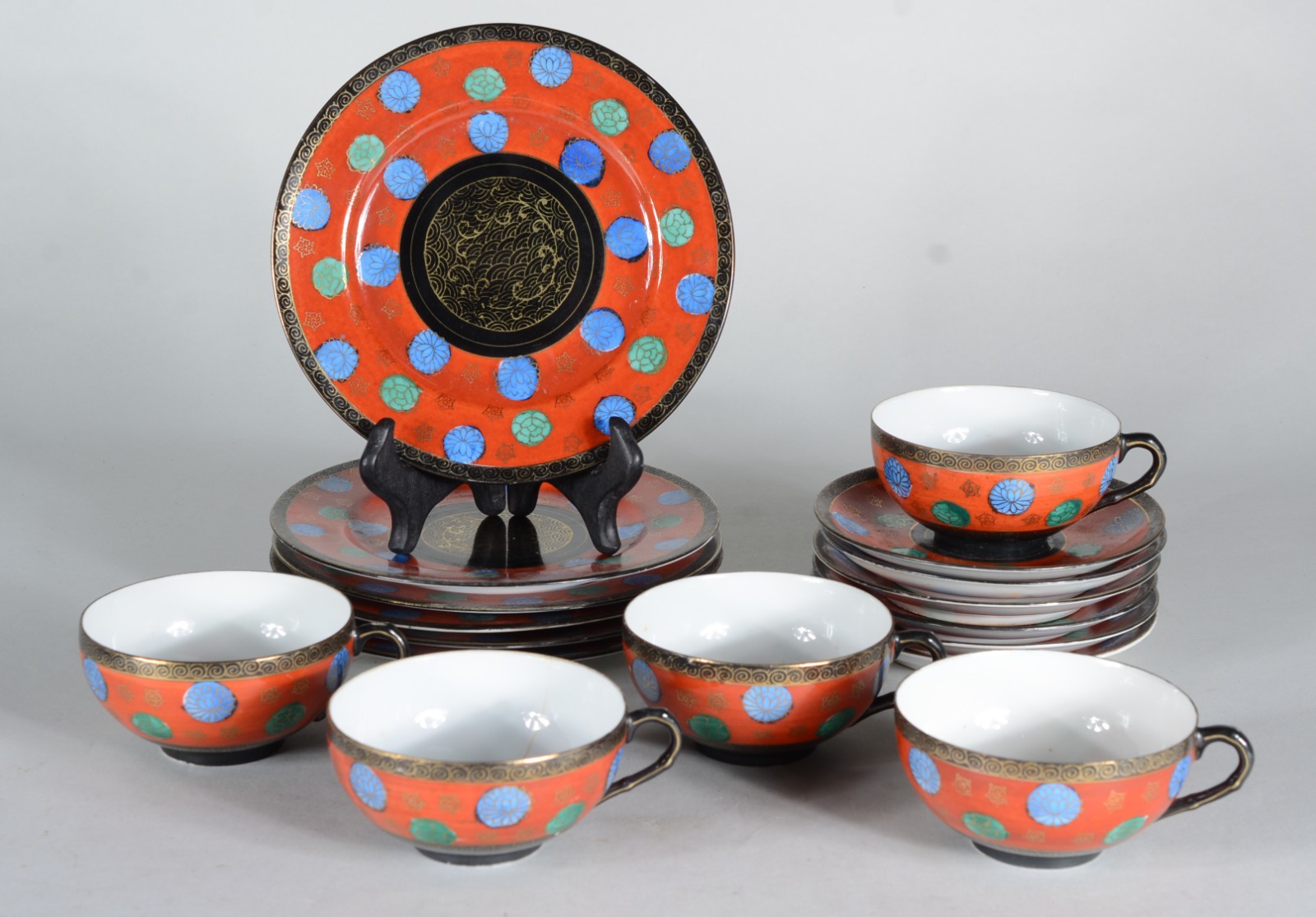 Conjunto com 5 xícaras com pires e prato para bolo de porcelana... - foto 1 de 5