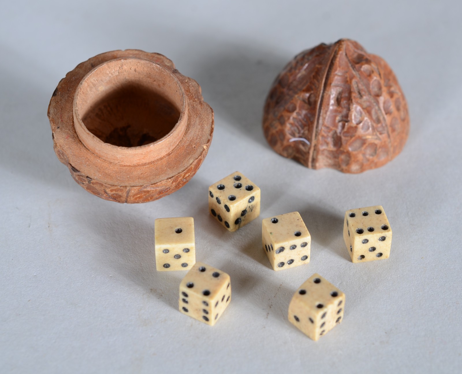 Duas peças, sendo: perfumeiro de metal esmaltado e jogo de dados com... - foto 5 de 6