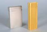Dois isqueiros, sendo: Cartier em Plaque D'or e... - Dois isqueiros, sendo: Cartier em Plaque D'or e Dupont.