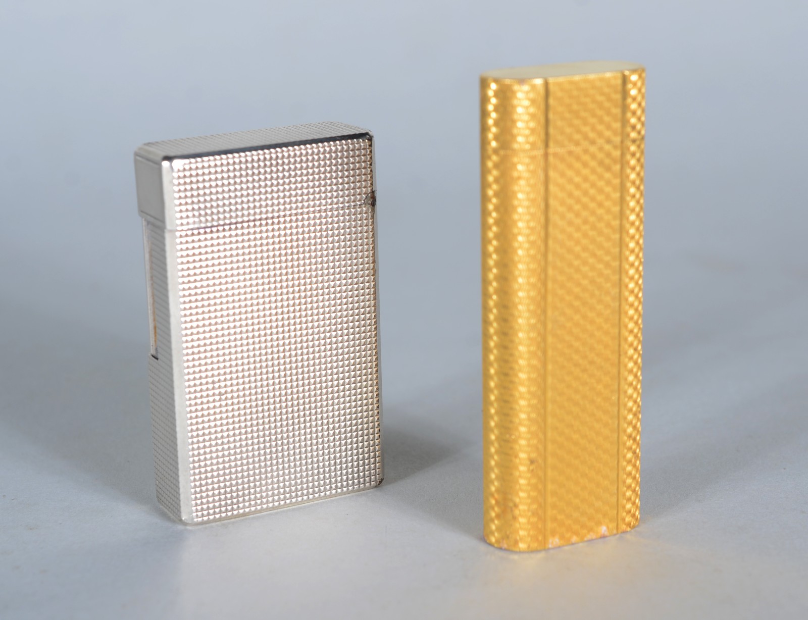 Dois isqueiros, sendo: Cartier em Plaque D'or e Dupont. - foto 2 de 9