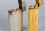 Dois isqueiros, sendo: Cartier em Plaque D'or e... - Dois isqueiros, sendo: Cartier em Plaque D'or e Dupont.