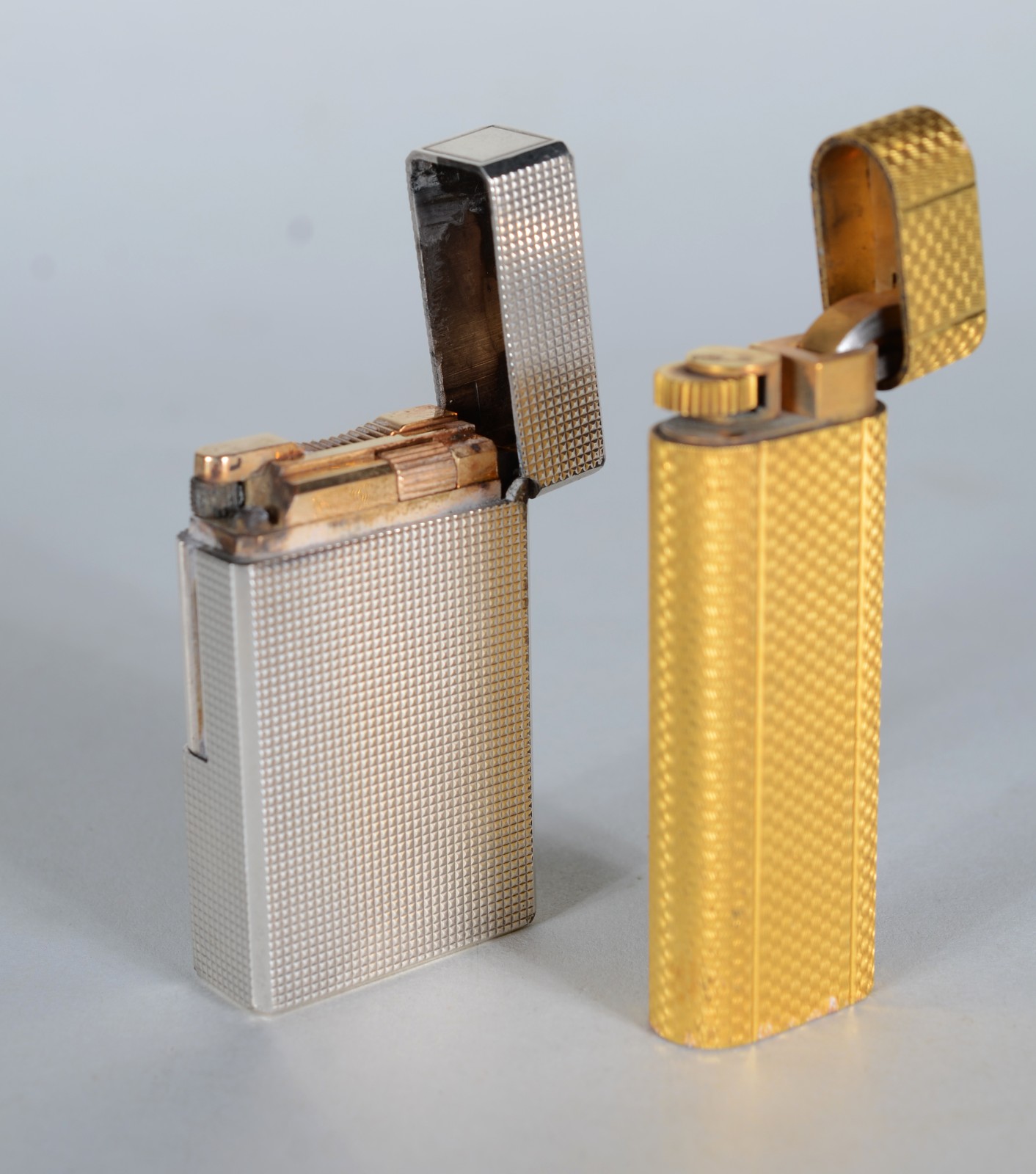 Dois isqueiros, sendo: Cartier em Plaque D'or e Dupont. - foto 3 de 9
