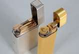 Dois isqueiros, sendo: Cartier em Plaque D'or e... - Dois isqueiros, sendo: Cartier em Plaque D'or e Dupont.