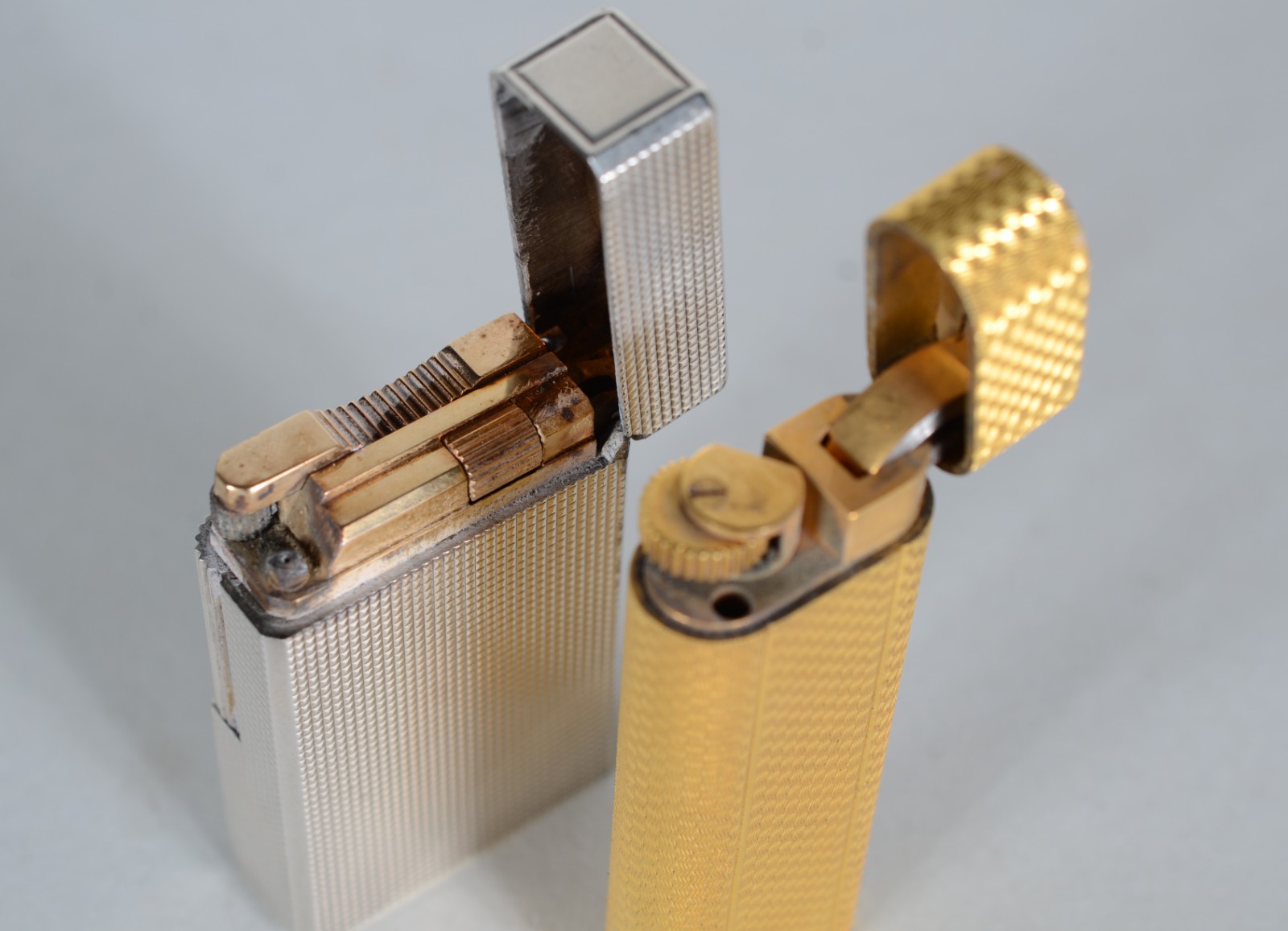 Dois isqueiros, sendo: Cartier em Plaque D'or e Dupont. - foto 4 de 9
