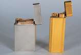 Dois isqueiros, sendo: Cartier em Plaque D'or e... - Dois isqueiros, sendo: Cartier em Plaque D'or e Dupont.