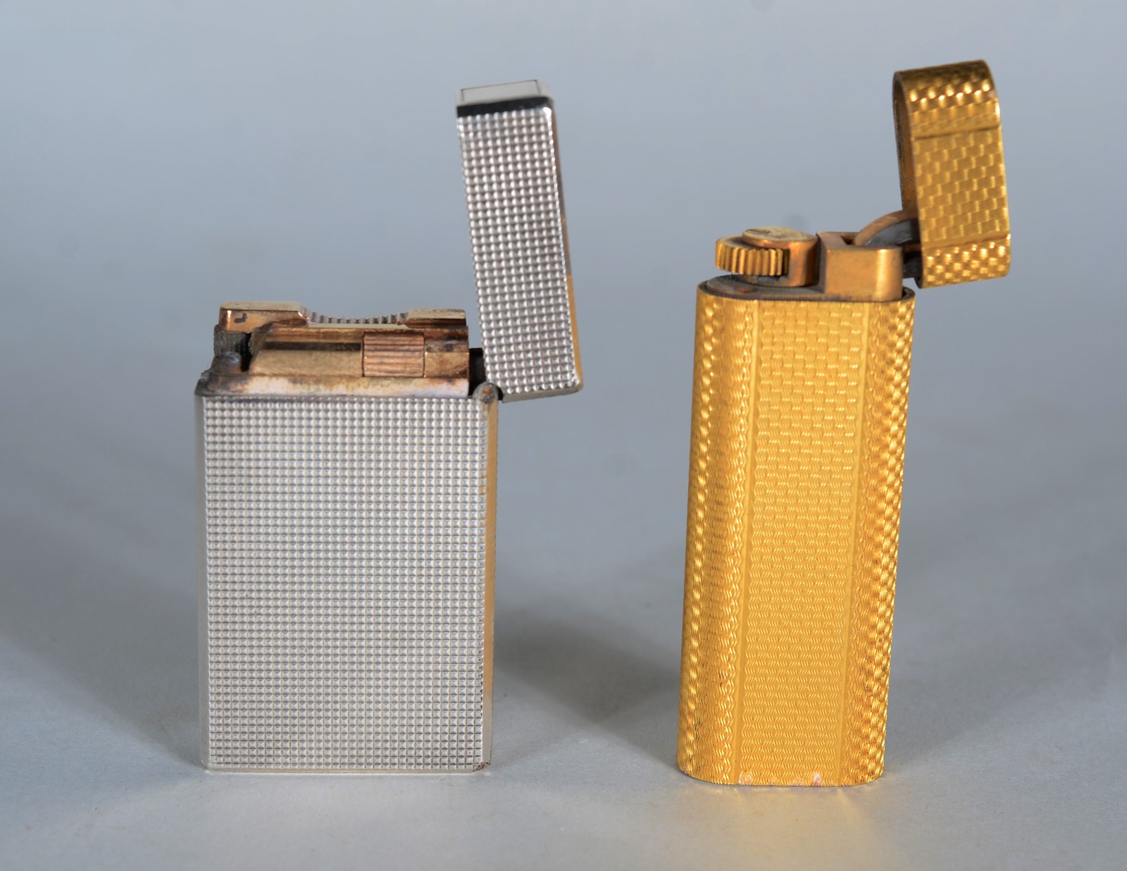Dois isqueiros, sendo: Cartier em Plaque D'or e Dupont. - foto 1 de 9