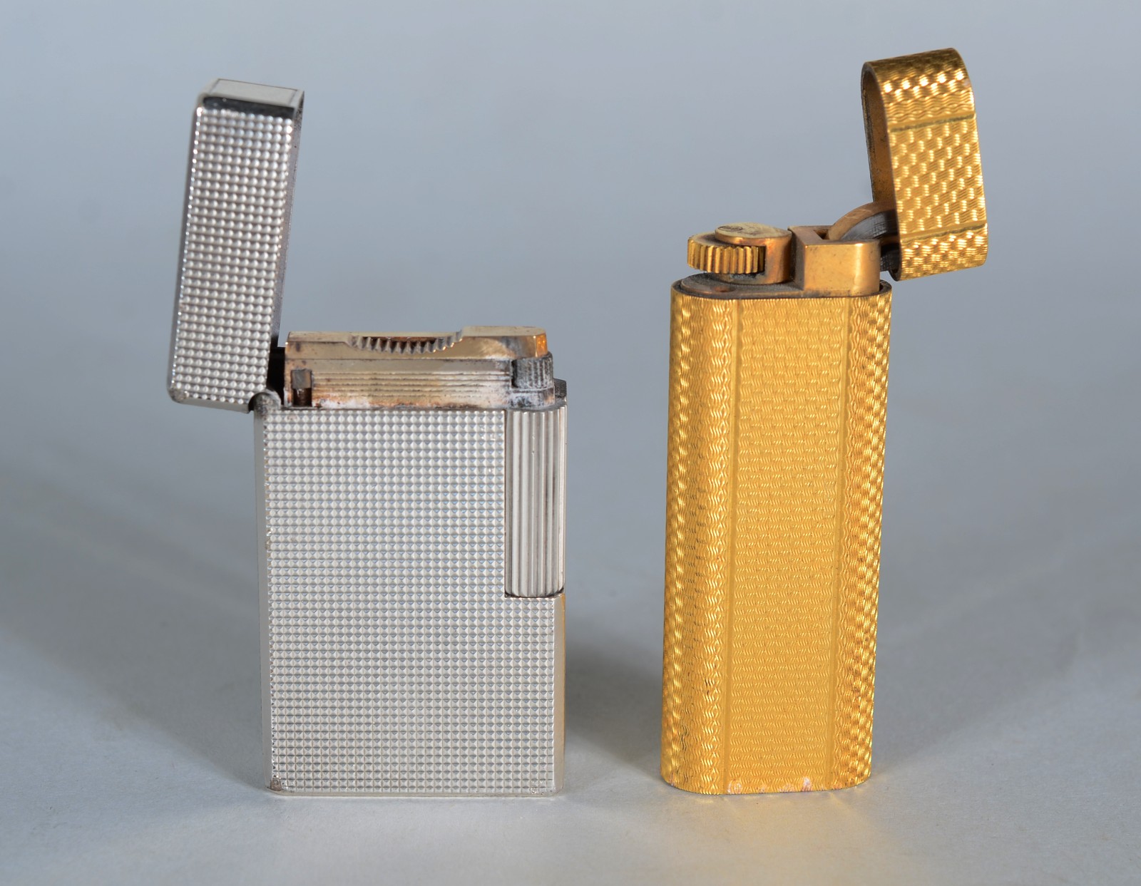 Dois isqueiros, sendo: Cartier em Plaque D'or e Dupont. - foto 6 de 9