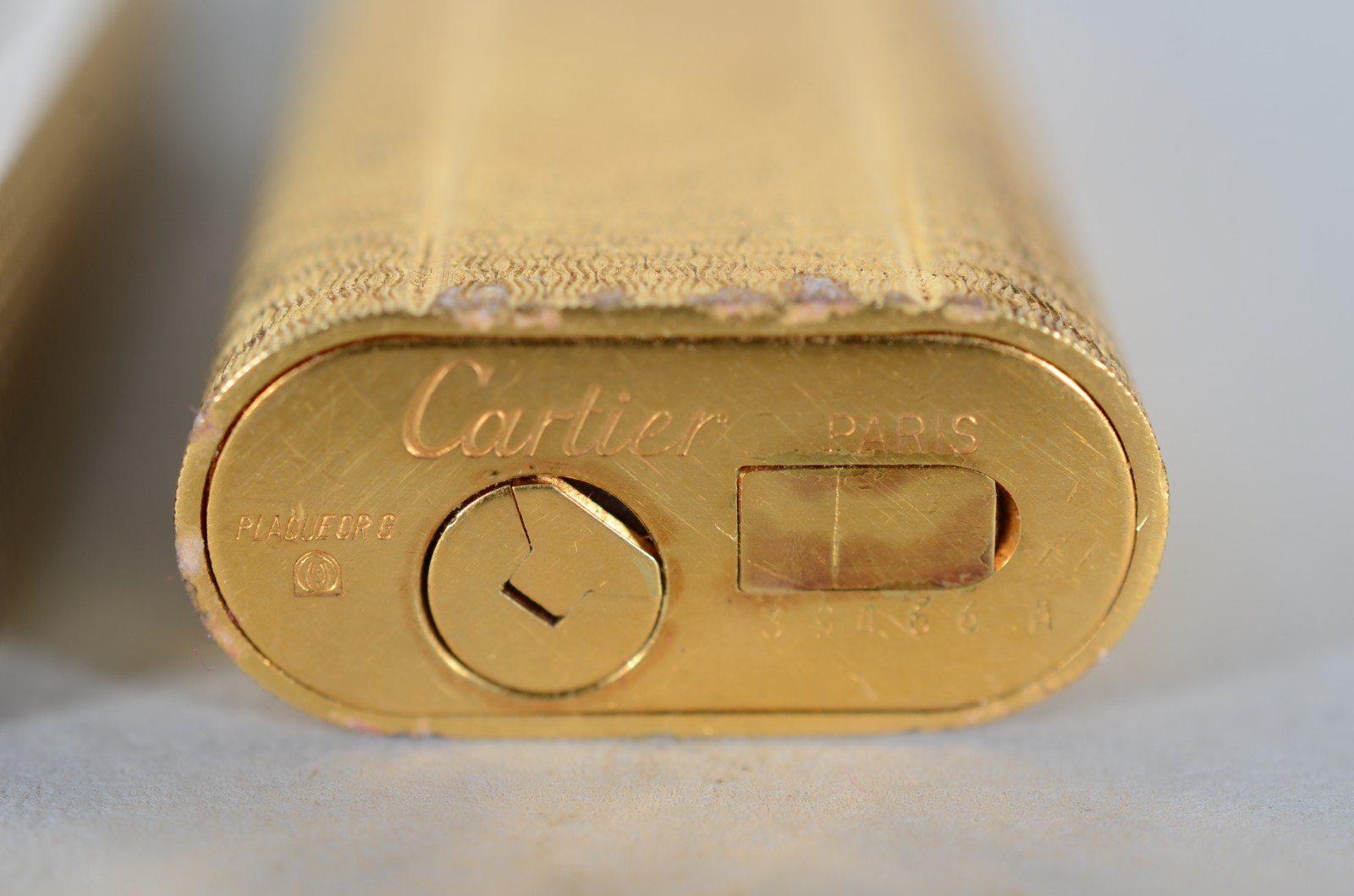 Dois isqueiros, sendo: Cartier em Plaque D'or e Dupont. - foto 8 de 9