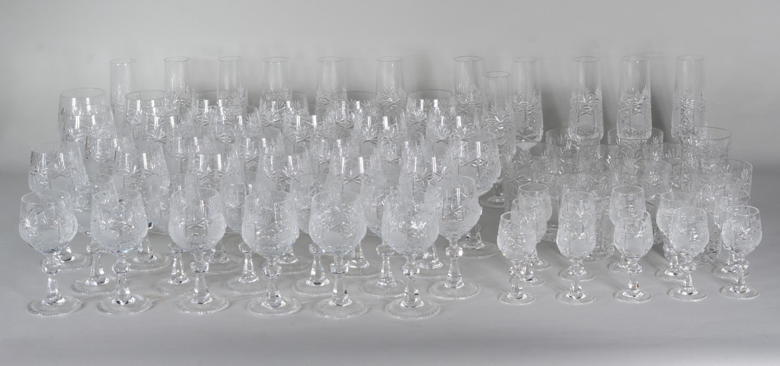 Serviço de cristal ricamente lapidado, composto de: 12 flutes, 12... - foto 1 de 5