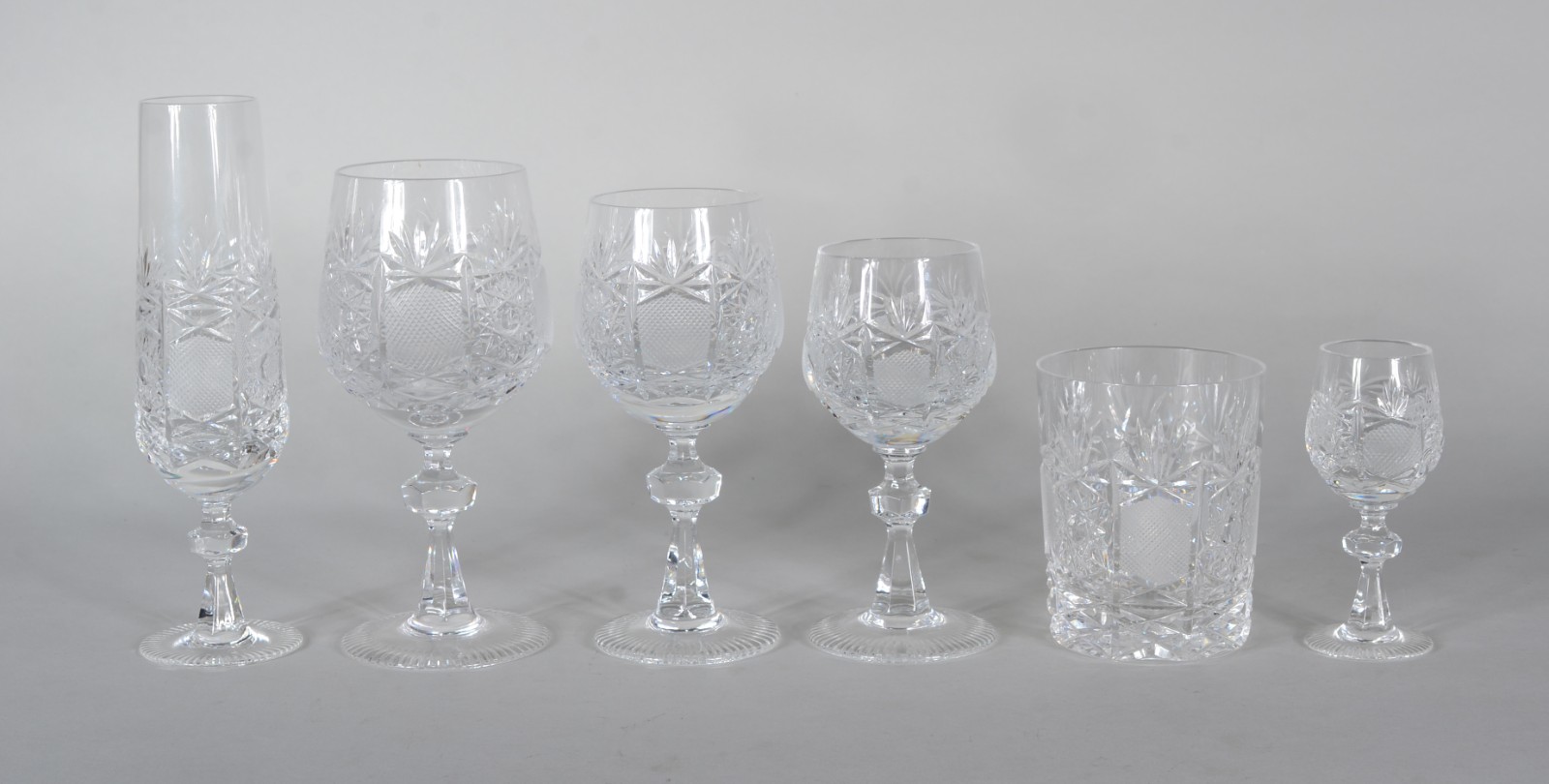 Serviço de cristal ricamente lapidado, composto de: 12 flutes, 12... - foto 2 de 5
