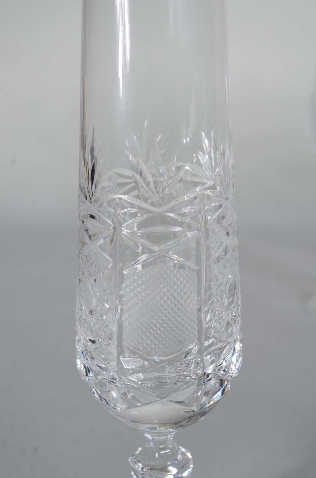 Serviço de cristal ricamente lapidado, composto de: 12 flutes, 12... - foto 3 de 5
