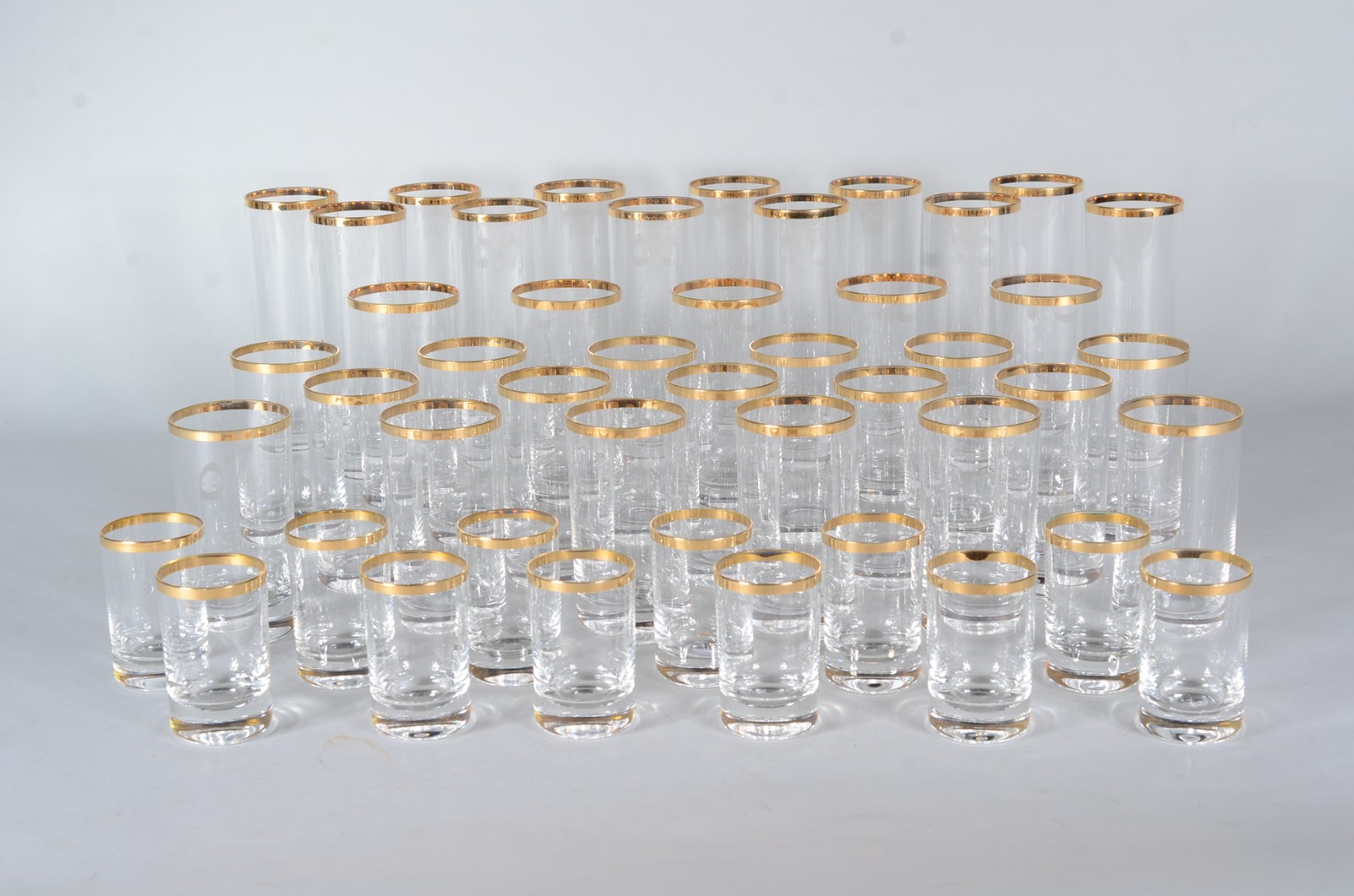 Serviço de cristal com borda dourada, composto de: 12 copos longos, 5... - foto 1 de 4