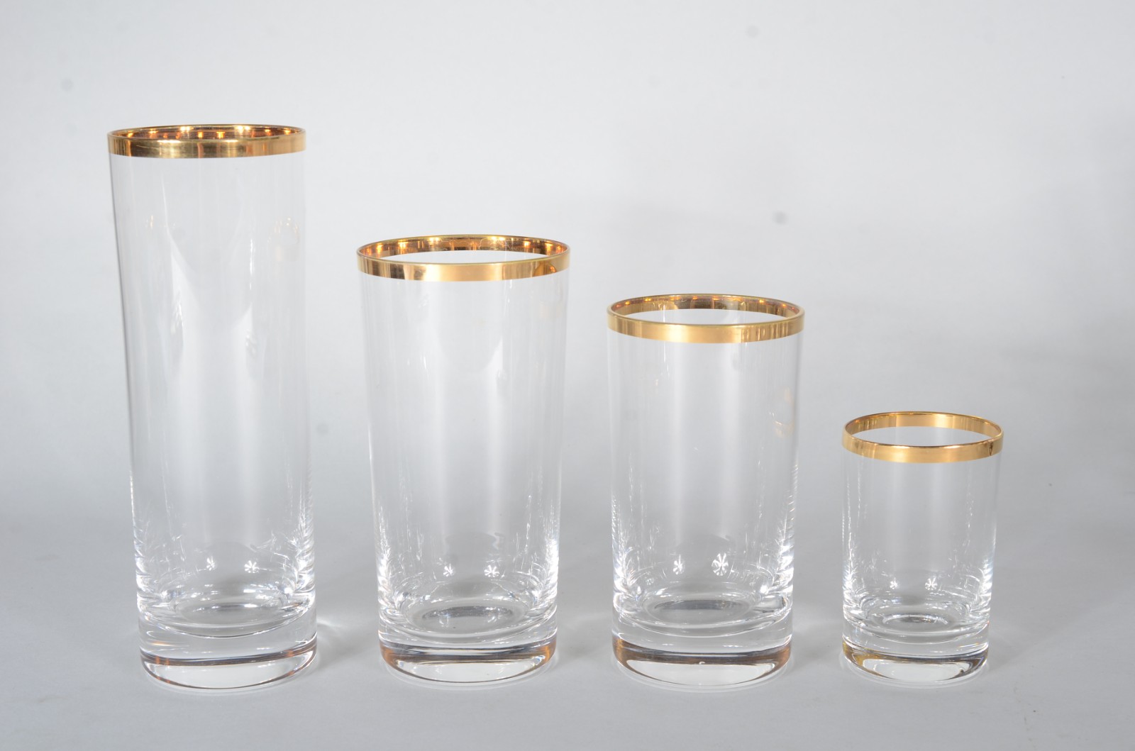 Serviço de cristal com borda dourada, composto de: 12 copos longos, 5... - foto 2 de 4