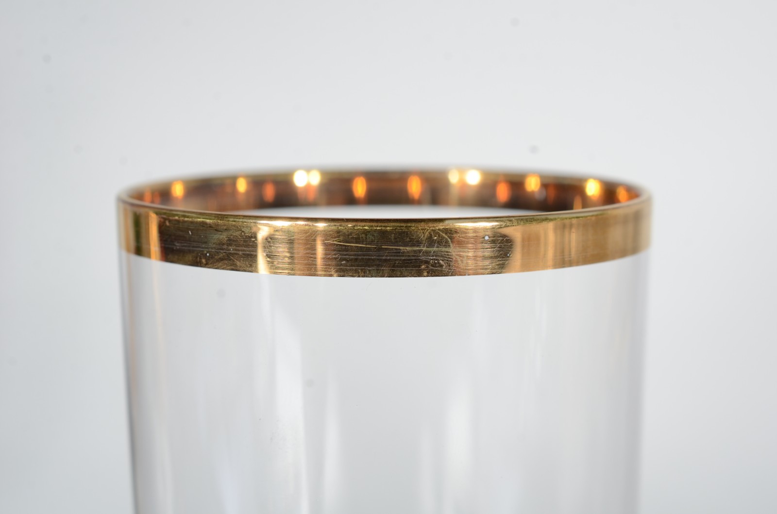 Serviço de cristal com borda dourada, composto de: 12 copos longos, 5... - foto 3 de 4