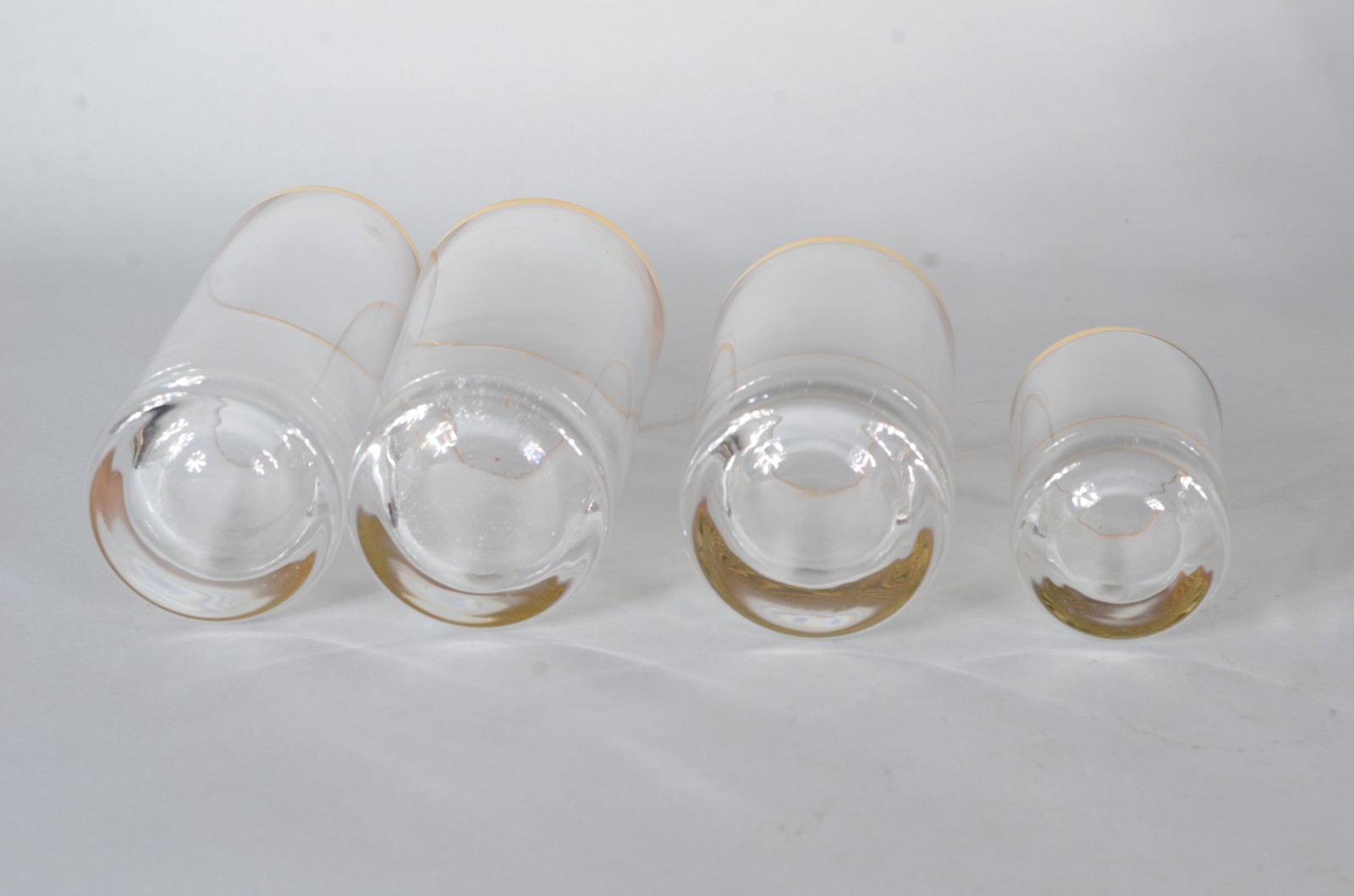 Serviço de cristal com borda dourada, composto de: 12 copos longos, 5... - foto 4 de 4