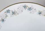 Noritake (1904),  - Serviço de jantar de porcelana Noritake branca com borda floral e friso dourado, composto de: 19 pratos rasos, 12 pratos de sobremesa e 12 pratos para