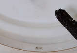 Lustre de metal com cúpula de vidro opalinado m... - Lustre de metal com cúpula de vidro opalinado marmorizado,   marca Nadir