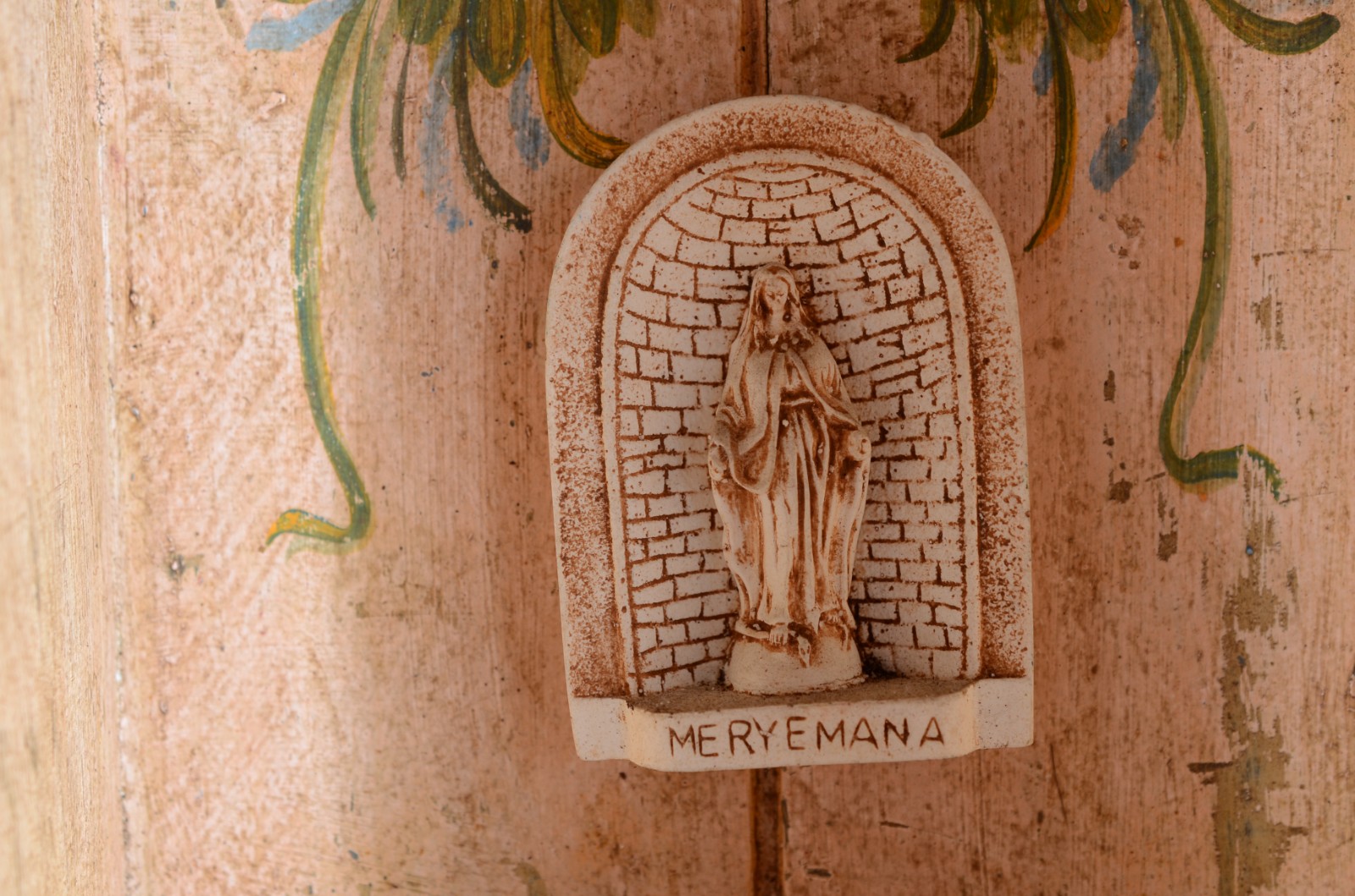 Pequeno oratório de madeira policromada com duas portinhas e uma... - foto 8 de 9