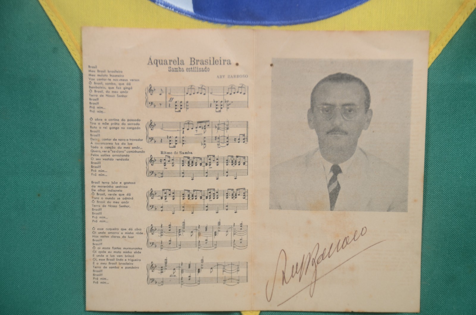 Montagem com bandeira, disco e partitura de Aquarela do Brasil... - foto 5 de 8