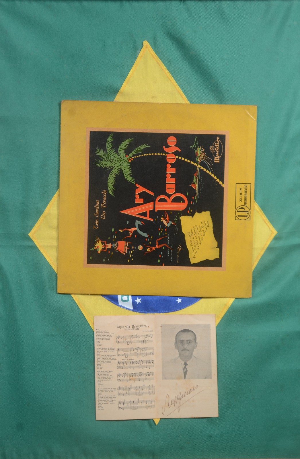 Montagem com bandeira, disco e partitura de Aquarela do Brasil... - foto 1 de 8