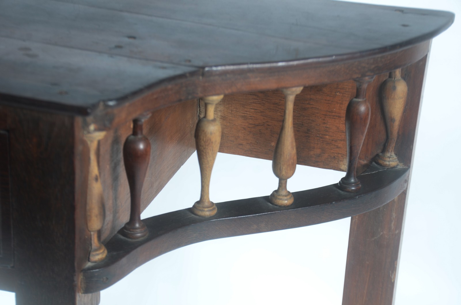 Mesa auxiliar de madeira nobre, tampo recortado tendo saia com uma... - foto 5 de 9