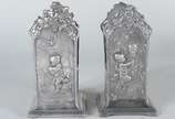 WMF (1853),  - Par de floreiras de metal alemão WMF decorados com figuras e cachos de uvas em relevo (faltando os vidros da parte interna).