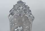 WMF (1853),  - Par de floreiras de metal alemão WMF decorados com figuras e cachos de uvas em relevo (faltando os vidros da parte interna).
