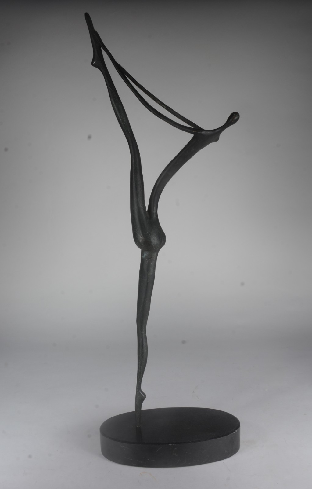 Escultura de bronze representando bailarina, base de mármore preto. - foto 1 de 7