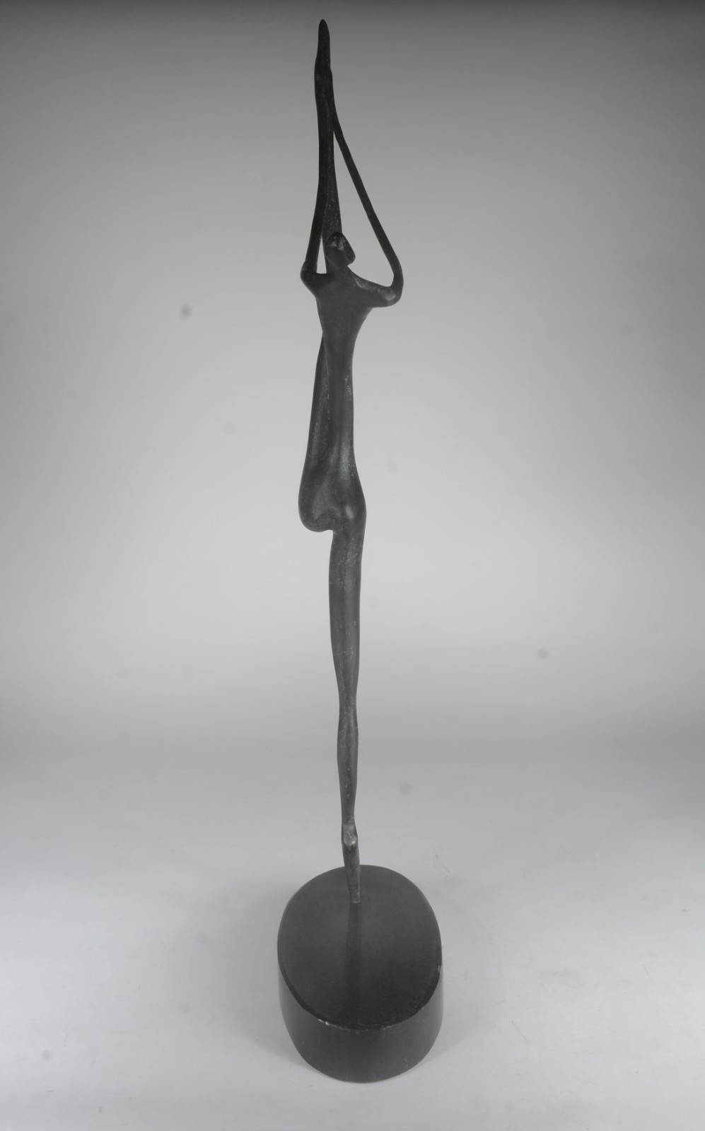 Escultura de bronze representando bailarina, base de mármore preto. - foto 3 de 7