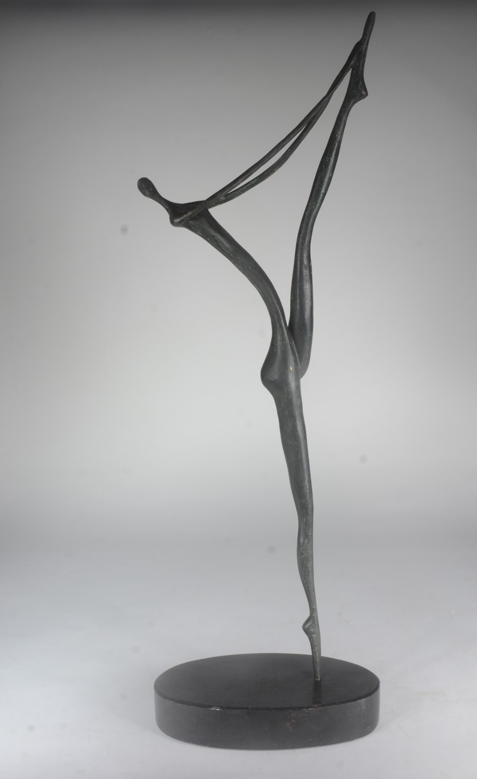 Escultura de bronze representando bailarina, base de mármore preto. - foto 4 de 7