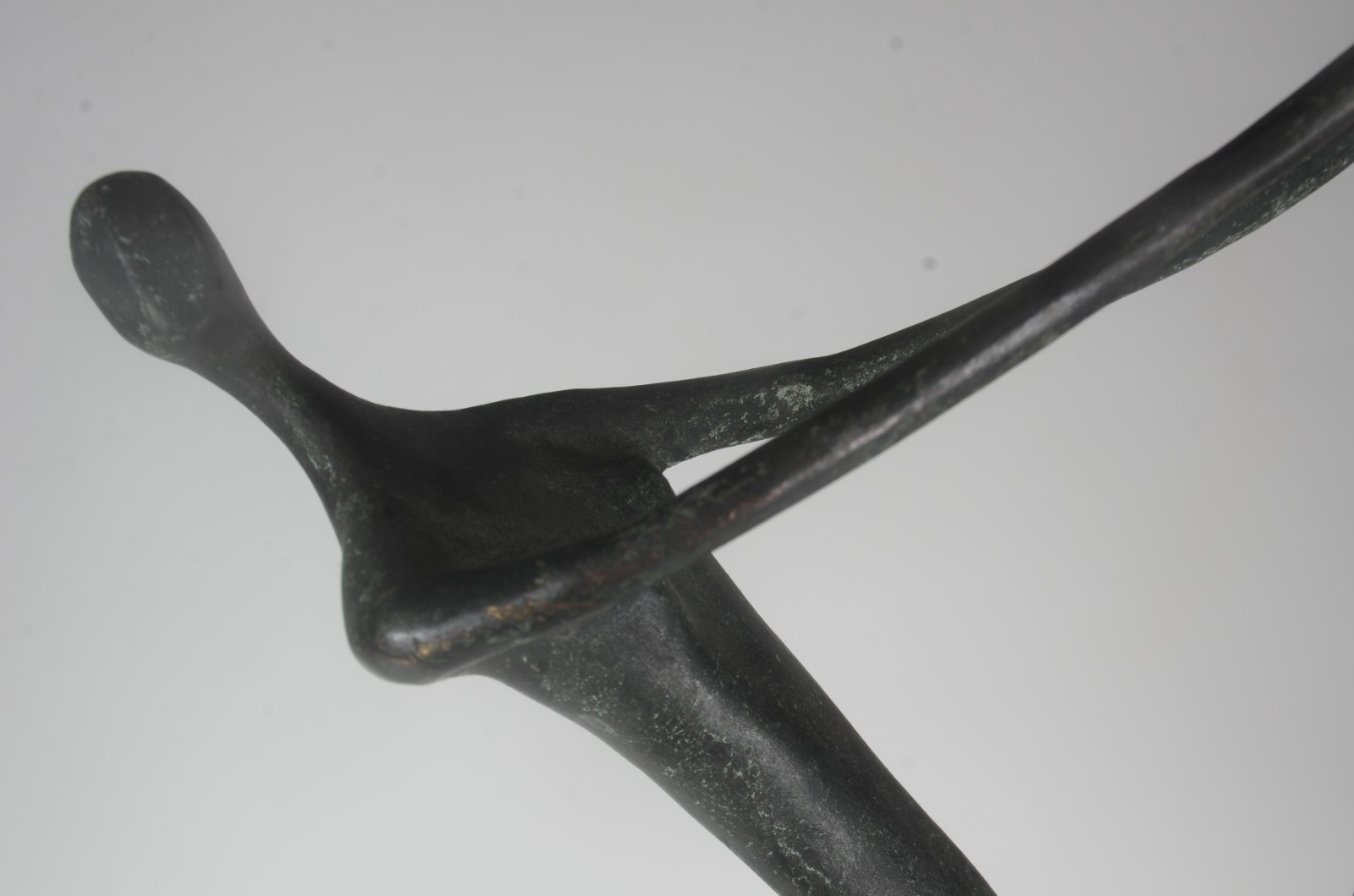 Escultura de bronze representando bailarina, base de mármore preto. - foto 7 de 7