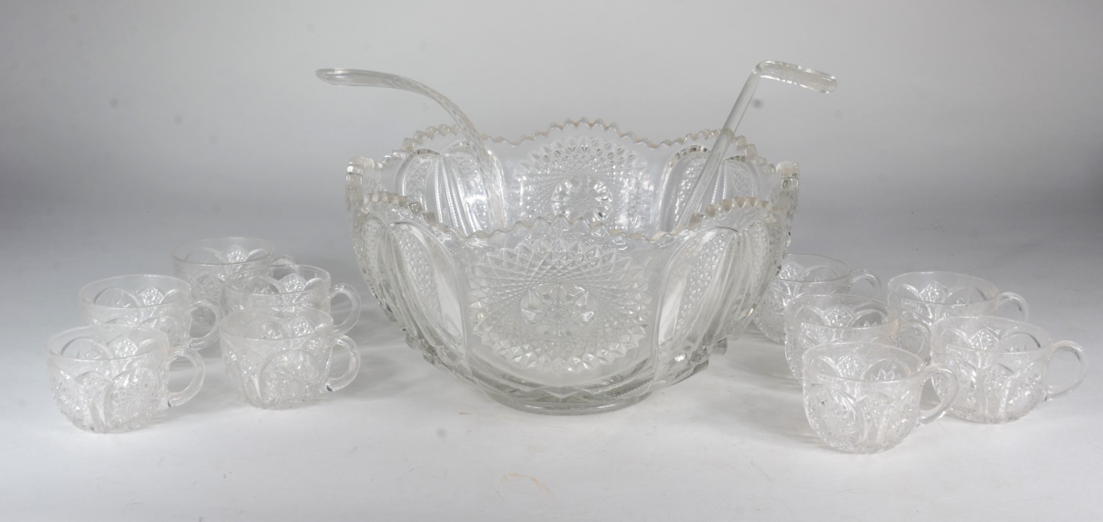 Poncheira de cristal lapidado, borda dentada com 10 canecas... - foto 1 de 10