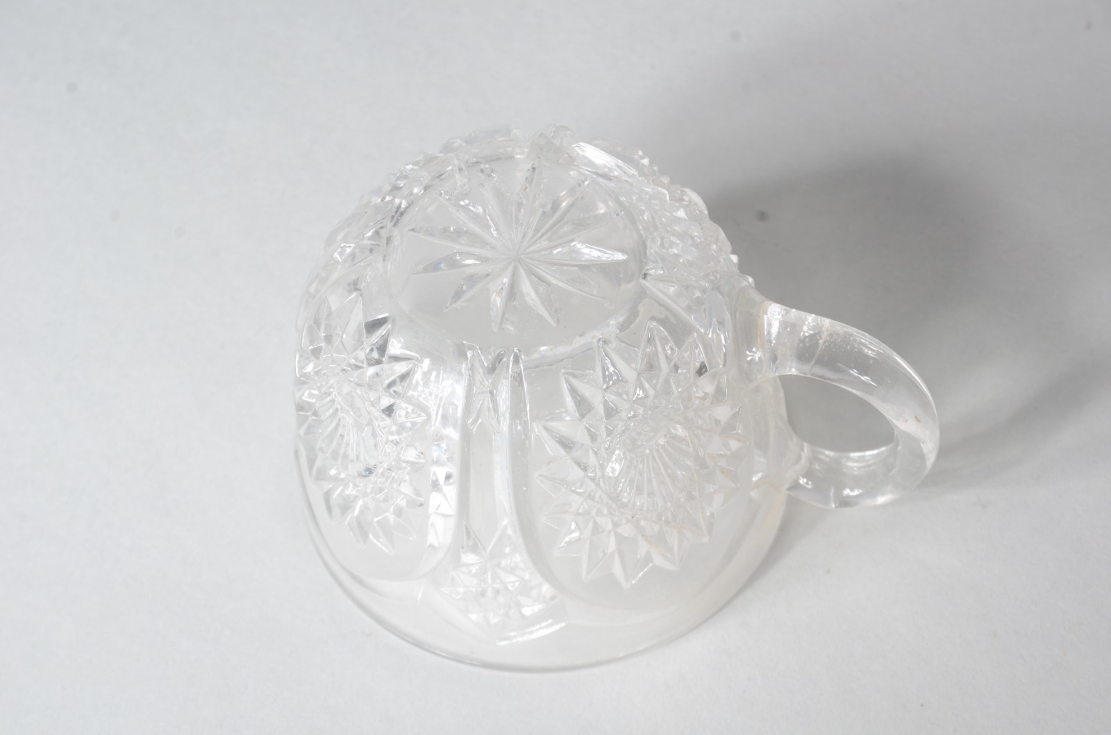 Poncheira de cristal lapidado, borda dentada com 10 canecas... - foto 4 de 10