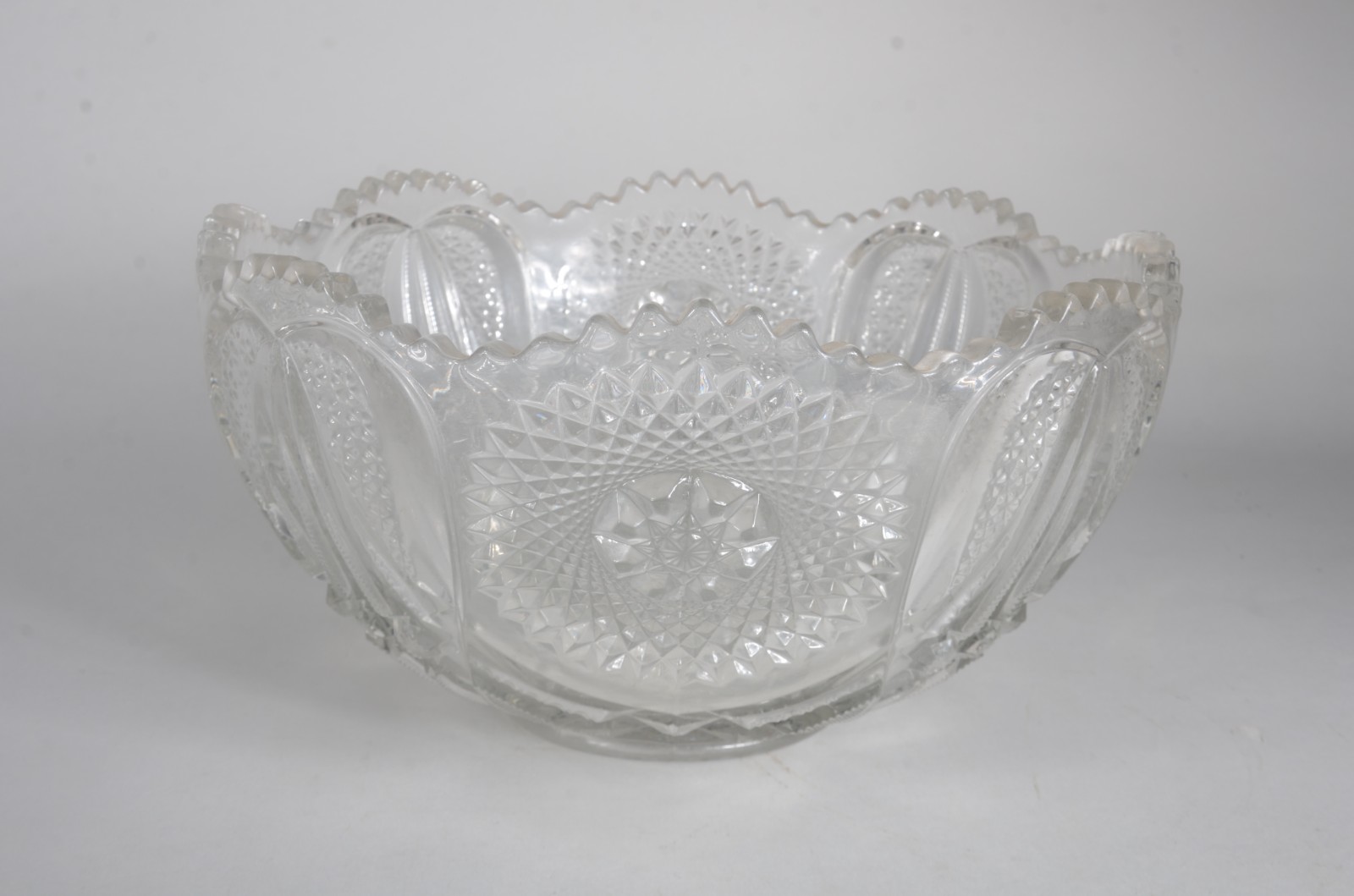 Poncheira de cristal lapidado, borda dentada com 10 canecas... - foto 5 de 10