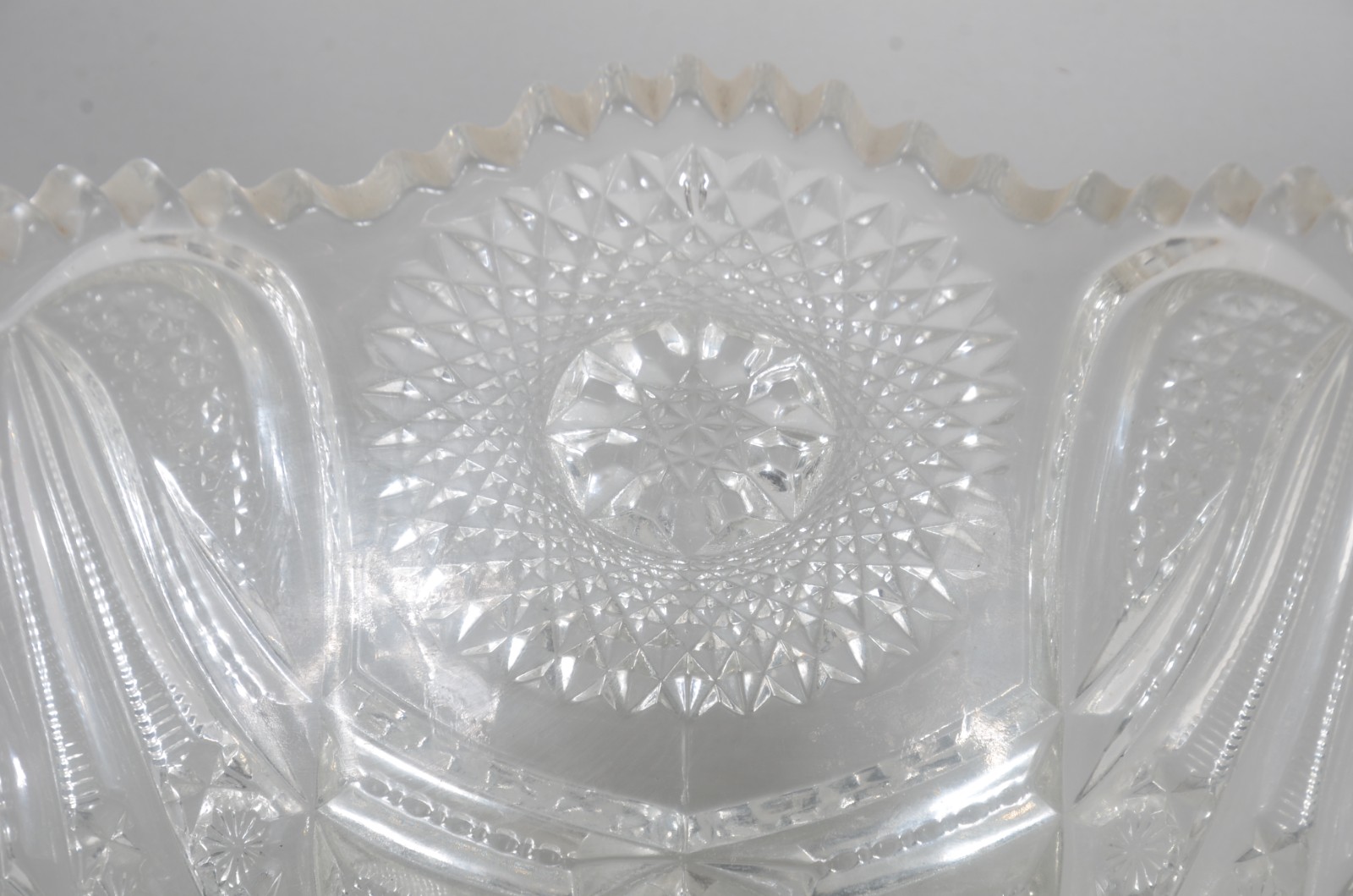 Poncheira de cristal lapidado, borda dentada com 10 canecas... - foto 6 de 10