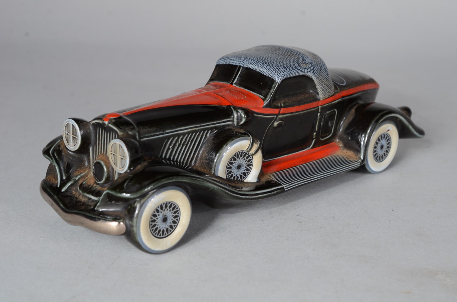Miniatura de porcelana Ceramarte policromada representando Bugatti. - foto 1 de 5